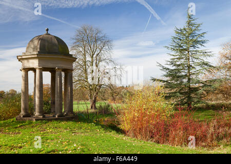 Il Tempio dei venti a Doddington Hall e giardini, Lincolnshire, Regno Unito. In autunno, novembre 2015. Foto Stock