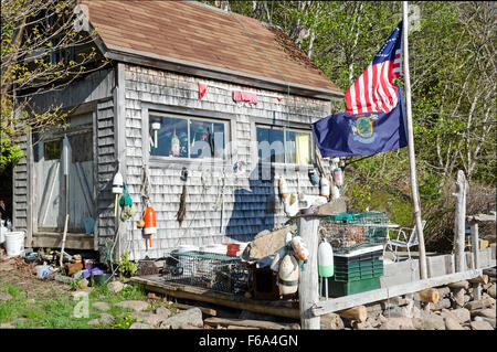 Gli attrezzi da pesca, inc. lobster boe e trappole, sul ponte di Otter Creek Società Aiuto Casa di pesce, Otter Cove, Mt. Deserto, Maine. Foto Stock