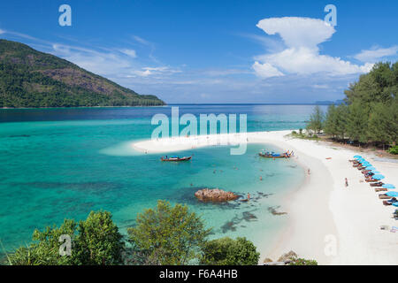 La famosa striscia bianca di sabbia, parte di sunrise beach,su Ko Lipe,Thailandia Foto Stock