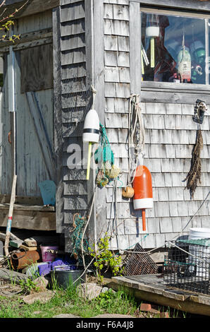 Gli attrezzi da pesca, inc. lobster boe e trappole a Otter Creek Società Aiuto Casa di pesce, Otter Cove, Mt. Deserto, Maine. Foto Stock