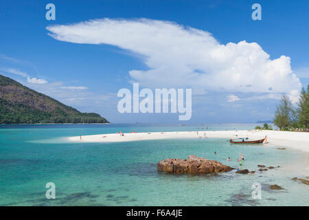 La famosa striscia bianca di sabbia, parte di sunrise beach,su Ko Lipe,Thailandia Foto Stock