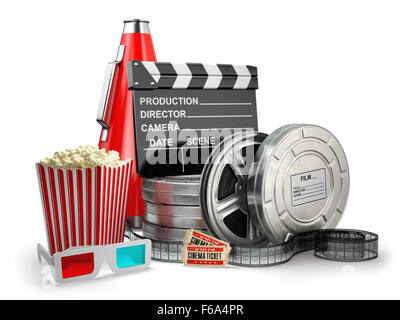 Video, filmati, cinema vintage concetto di produzione. Bobine di pellicola, clapperboard, biglietti, popcorn e megafono su bianco isolato indietro Foto Stock