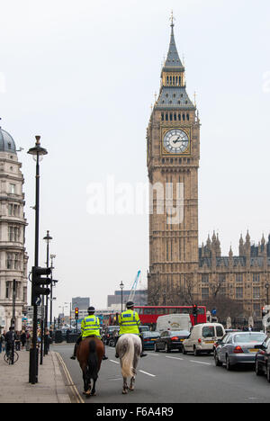 Due montati non identificato gli ufficiali di polizia cavalcare i loro cavalli nella parte anteriore del Big Ben il 13 aprile 2007 a Londra, Regno Unito. Foto Stock