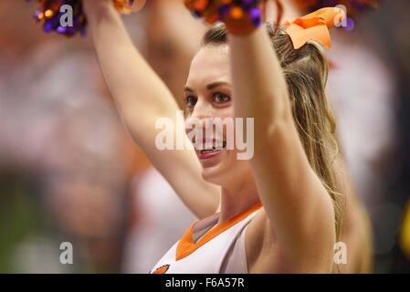 Syracuse, NY, STATI UNITI D'AMERICA. Xiv Nov, 2015. Clemson cheerleaders celebrare una vittoria come Clemson sconfitto Siracusa 37-27 in un matchup ACC al Carrier Dome in Syracuse, New York. Foto di Alan Schwartz/Cal Sport Media/Alamy Live News Foto Stock