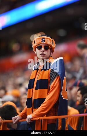 Syracuse, NY, STATI UNITI D'AMERICA. Xiv Nov, 2015. Siracusa tifosi guardare come Clemson sconfitto Siracusa 37-27 in un matchup ACC al Carrier Dome in Syracuse, New York. Foto di Alan Schwartz/Cal Sport Media/Alamy Live News Foto Stock