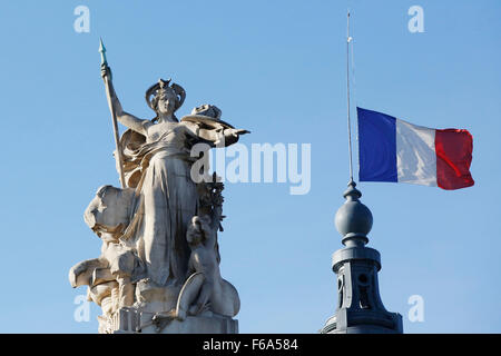 Parigi, Francia. Xv Nov, 2015. La bandiera francese vola a mezz' asta sul tetto del Grand Palais Museum di Parigi (Francia), 15 novembre 2015. Almeno 129 persone sono state uccise in una serie di attacchi terroristici a Parigi il 13 novembre 2015. Credito: dpa picture alliance/Alamy Live News Foto Stock