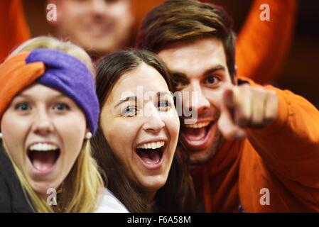 Syracuse, NY, STATI UNITI D'AMERICA. Xiv Nov, 2015. Visitando i fan di Clemson allietate da Clemson sconfitto Siracusa 37-27 in un matchup ACC al Carrier Dome in Syracuse, New York. Foto di Alan Schwartz/Cal Sport Media/Alamy Live News Foto Stock