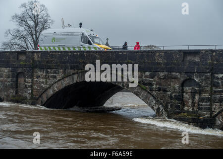 Un incidente di comando dell'Agenzia per l'ambiente Monitoraggio di elevare i livelli di acqua sul fiume Kent in Kendal Foto Stock