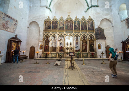 L'iconostasi nella chiesa dell Assunzione - parte del medievale castello di Ananuri oltre il Fiume Aragvi in Georgia Foto Stock