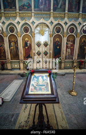 L'iconostasi nella chiesa dell Assunzione - parte del medievale castello di Ananuri oltre il Fiume Aragvi in Georgia Foto Stock