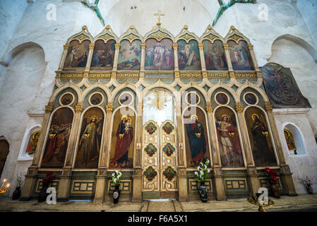 L'iconostasi nella chiesa dell Assunzione - parte del medievale castello di Ananuri oltre il Fiume Aragvi in Georgia Foto Stock