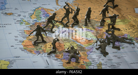 Concetto di immagine utilizzando una mappa wold e toy soldiers per rappresentare una guerra su Iran Foto Stock