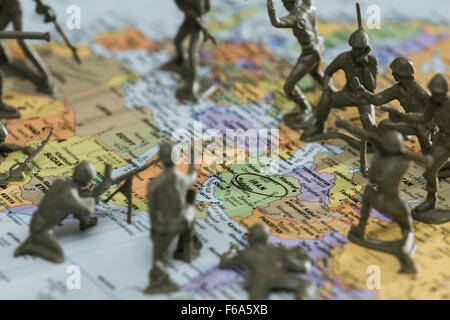 Concetto di immagine utilizzando una mappa wold e toy soldiers per rappresentare una guerra su Iran Foto Stock