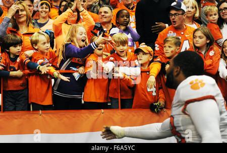 Syracuse, NY, STATI UNITI D'AMERICA. Xiv Nov, 2015. Clemson fan ottenere un trattamento come Clemson sconfitto Siracusa 37-27 in un matchup ACC al Carrier Dome in Syracuse, New York. Foto di Alan Schwartz/Cal Sport Media/Alamy Live News Foto Stock