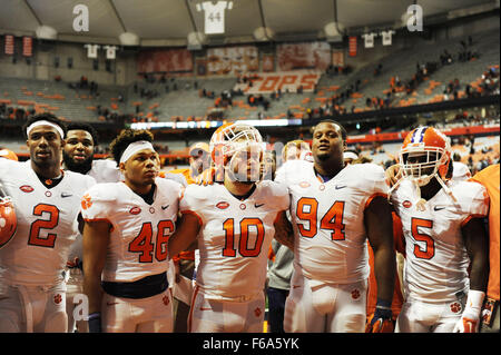 Syracuse, NY, STATI UNITI D'AMERICA. Xiv Nov, 2015. Clemson schierate per le loro scuole alma mater dopo Clemson sconfitto Siracusa 37-27 in un matchup ACC al Carrier Dome in Syracuse, New York. Foto di Alan Schwartz/Cal Sport Media/Alamy Live News Foto Stock