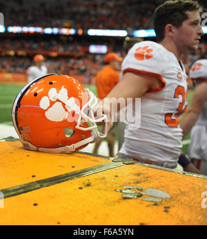 Syracuse, NY, STATI UNITI D'AMERICA. Xiv Nov, 2015. Clemson sconfitto Siracusa 37-27 in un matchup ACC al Carrier Dome in Syracuse, New York. Foto di Alan Schwartz/Cal Sport Media/Alamy Live News Foto Stock