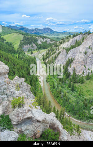 scogliere sopra il fiume dearborn lungo la montagna rocciosa fronte vicino augusta, montana Foto Stock