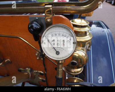 L'immagine raffigura un'automobile Buick del 1910 accanto a una grande nave container in un porto affollato. La scena cattura la logistica e il trasporto, con gru, contenitori di stoccaggio e varie merci che vengono caricate o scaricate, come autocisterne, cereali e carbone. Sottolinea la complessità e la portata del commercio marittimo e della movimentazione delle merci all'inizio del XX secolo. Foto Stock