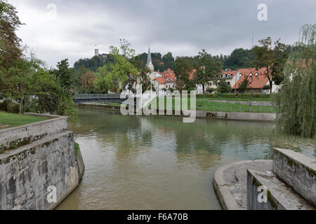 La confluenza di Ljubljanica e Gradascica fiumi e ponte Hradeckega a Ljubljana, Slovenia Foto Stock