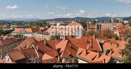 Lubiana cityscape tetto con tegole, vista aerea, Slovenia Foto Stock