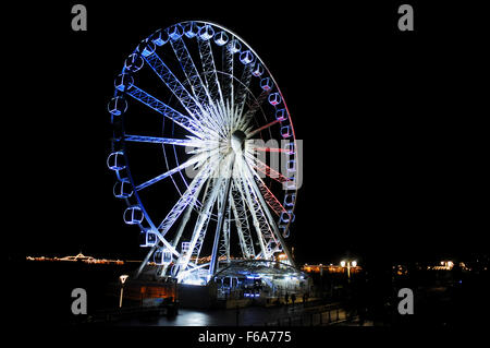 Brighton, Regno Unito. Xv Nov, 2015. La ruota di Brighton è stato illuminato in rosso bianco e blu del tricolore francese stasera come un segno di rispetto per le vittime dei massacri di Parigi venerdì scorso Credito: Simon Dack/Alamy Live News Foto Stock