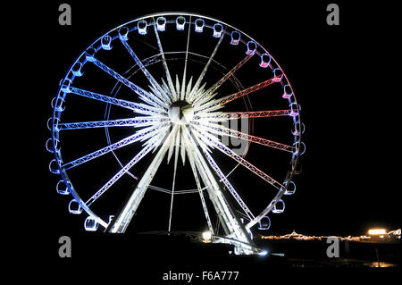 Brighton, Regno Unito. Xv Nov, 2015. La ruota di Brighton è stato illuminato in rosso bianco e blu del tricolore francese stasera come un segno di rispetto per le vittime dei massacri di Parigi venerdì scorso Credito: Simon Dack/Alamy Live News Foto Stock