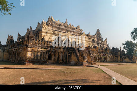 Maha Aungmye Bonzan monastero buddista in Inwa (AWA), Myanmar. La mattina presto shot. Foto Stock