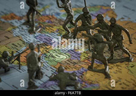 Concetto di immagine utilizzando una mappa wold e toy soldiers per rappresentare una guerra su Iran Foto Stock