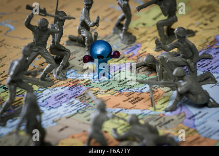 Concetto di immagine utilizzando una mappa wold e toy soldiers per rappresentare una guerra su Iran Foto Stock