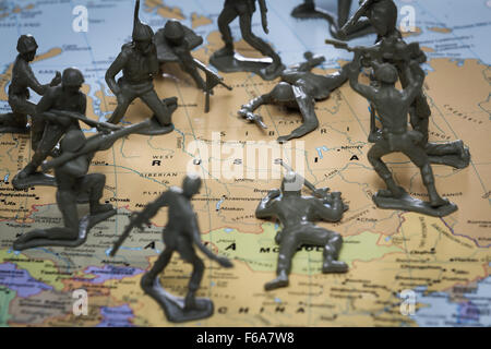 Concetto di immagine utilizzando una mappa wold e toy soldiers per rappresentare una guerra alla Russia Foto Stock