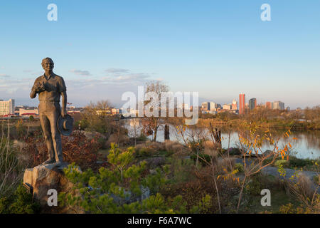 Riverfront e Russell W. Peterson Wildlife Refuge sul fiume Christina, Wilmington, Delaware, (statua è Russell Peterson) Foto Stock