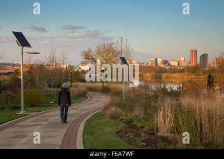 Riverfront e Russell W. Peterson Wildlife Refuge sul fiume Christina, Wilmington, Delaware, STATI UNITI D'AMERICA Foto Stock