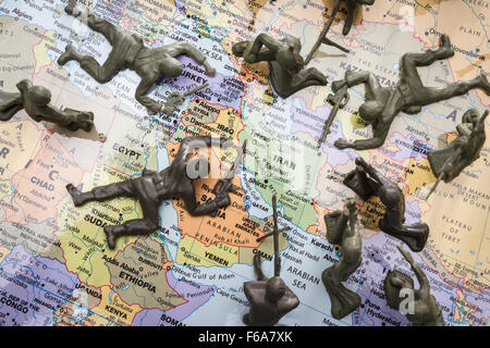 Concetto di immagine utilizzando una mappa wold e toy soldiers per rappresentare una guerra su Iran Foto Stock