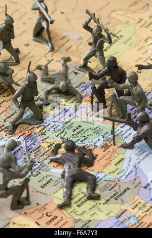 Concetto di immagine utilizzando una mappa wold e toy soldiers per rappresentare una guerra su Iran Foto Stock