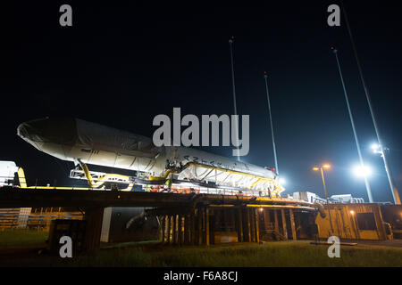 La Orbital Sciences Corporation Antares rocket, con il veicolo spaziale Cygnus onboard, arriva a Launch Pad-0A, giovedì, 10 luglio 2014, alla NASA Wallops Flight Facility in Virginia. L'Antares si avvierà con il veicolo spaziale Cygnus riempito con oltre 3.000 libbre di forniture per la Stazione spaziale internazionale, compresa la scienza esperimenti, esperimento hardware, pezzi di ricambio, e disposizioni dell'equipaggio. L'orbitale-2 missione è Orbital Sciences" secondo contratto consegna merci volo verso la stazione spaziale della NASA. Photo credit: (NASA/Aubrey Gemignani) Foto Stock