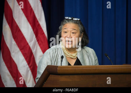 Tina Tchen, Direttore esecutivo della Casa Bianca consiglio su donne e ragazze, parla a giovani donne che abilita europee: i campioni di eventi di modifica martedì, 15 settembre 2015 a Eisenhower Executive Office Building in Washington, DC. I campioni di cambiare programma è stato creato dalla Casa Bianca a riconoscere "individui facendo cose straordinarie per potenziare e ispirare i membri delle loro comunità.' Photo credit: (NASA/Aubrey Gemignani). Foto Stock