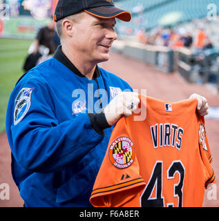 L'astronauta della NASA Terry Virts, nativo del Maryland, presenta una maglia che ha volato a bordo della stazione spaziale Internazionale al manager dei Baltimore Orioles Buck Showalter. Virts prestò servizio a bordo della ISS per 199 giorni, comandando la Expedition 43 durante il suo soggiorno. Foto Stock