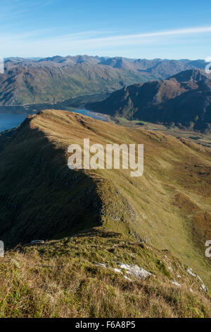 Una vista sul Loch Hourn da Creag Bheithe sulla salita fino a Stob un Chearcaill e Ladhar Bheinn Foto Stock