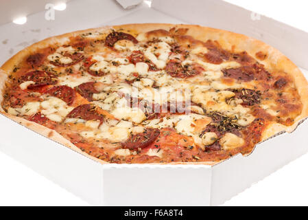 Close-up di un formaggio e salsiccia per pizza pizza in un estrarre la scatola - sfondo bianco Foto Stock