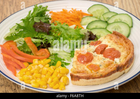 Fetta di formaggio e pomodoro quiche e insalata mista Foto Stock