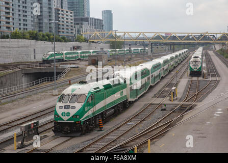 Go-Transit locomotive e vetture di " commuters " attendere in sciavero appena fuori la Stazione Union Station Toronto. Foto Stock