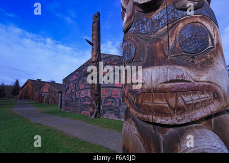 Il totem pole e case lunghe a Ksan Villaggio Storico e Museo, Hazelton, British Columbia Foto Stock