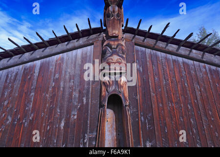 Il totem pole a Ksan Villaggio Storico e Museo, Hazelton, British Columbia Foto Stock