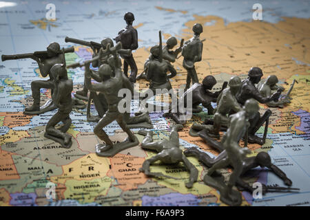 Concetto di immagine utilizzando una mappa wold e toy soldiers per rappresentare la protezione su Israele Foto Stock