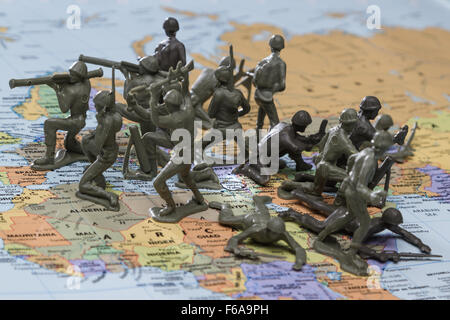 Concetto di immagine utilizzando una mappa wold e toy soldiers per rappresentare la protezione su Israele Foto Stock