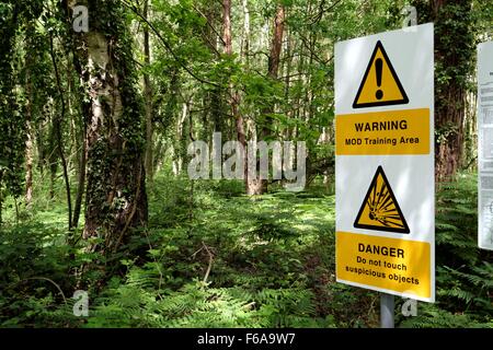 MOD cartelli di avvertimento sull esercito di formazione area in Aldershot Hampshire REGNO UNITO Foto Stock