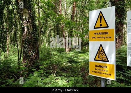 MOD cartelli di avvertimento sull esercito di formazione area in Aldershot Hampshire REGNO UNITO Foto Stock
