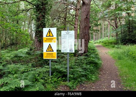 MOD cartelli di avvertimento sull esercito di formazione area in Aldershot Hampshire REGNO UNITO Foto Stock