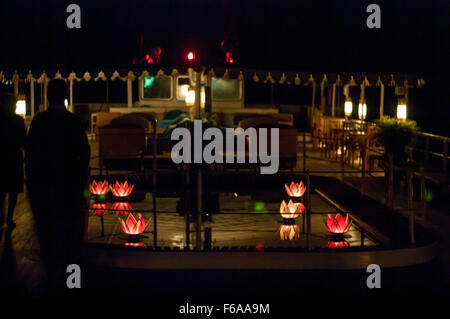 Candele Galleggianti In Piscina Alla Festa In Spiaggia - Fotografie stock e  altre immagini di Candela - Attrezzatura per illuminazione - iStock