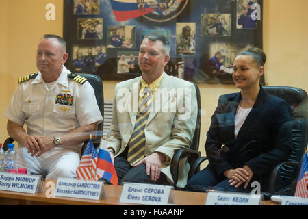 Expedition 41 il primo equipaggio, Tecnico di volo Barry Wilmore della NASA, Soyuz Commander Alexander Samokutyaev di l'agenzia Spaziale Federale Russa Roscosmos (), e tecnico di volo Elena Serova di Roscosmos, sono visti presso lo Stato della riunione della commissione per approvare il lancio Soyuz di Expedition 41 per la Stazione Spaziale Internazionale di Baikonur, Kazakistan sul Wedneday, Sett. 24, 2014. La missione è impostato per il lancio di settembre 26 dal cosmodromo di Baikonur. Photo credit: (NASA/Aubrey Gemignani) Foto Stock